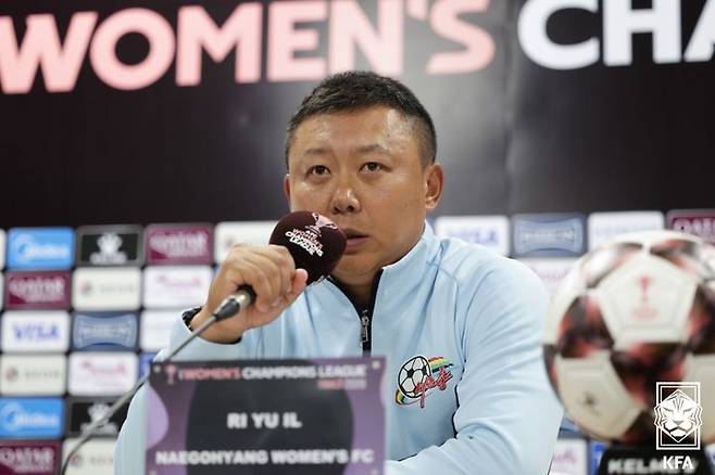[서울=뉴시스] 북한 내고향여자축구단의 리유일 감독. (사진=대한축구협회 제공) *재판매 및 DB 금지