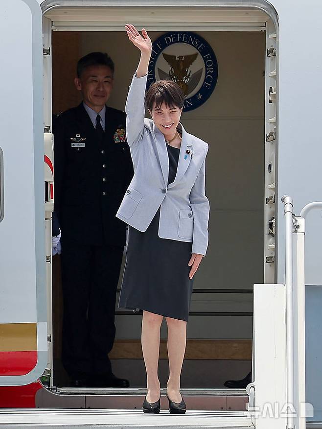 [대구=뉴시스] 이무열 기자 = 한일 정상회담에 참석하는 다카이치 사나에 일본 총리가 19일 대구국제공항에 도착해 손을 흔들어 안사하고 있다. 2026.05.19. lmy@newsis.com