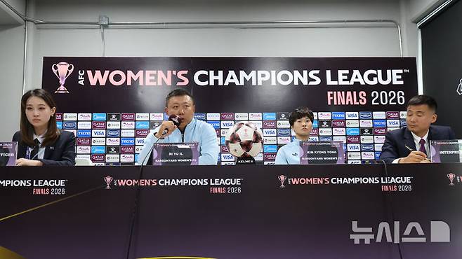 [수원=뉴시스] 황준선 기자 = 리유일 북한 내고향여자축구단 감독이 19일 경기 수원시 수원종합운동장에서 열린 2025~2026시즌 아시아축구연맹(AFC) 여자 챔피언스리그(AWCL) 4강전 기자회견에서 발언하고 있다. 2026.05.19. hwang@newsis.com