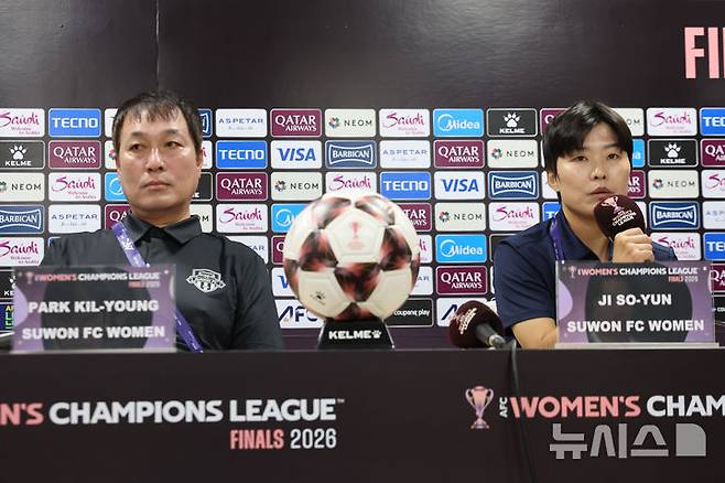 [수원=뉴시스] 황준선 기자 = 수원FC위민 지소연이 19일 경기 수원시 수원종합운동장에서 열린 2025~2026시즌 아시아축구연맹(AFC) 여자 챔피언스리그(AWCL) 4강전 기자회견에서 발언하고 있다. 2026.05.19. hwang@newsis.com