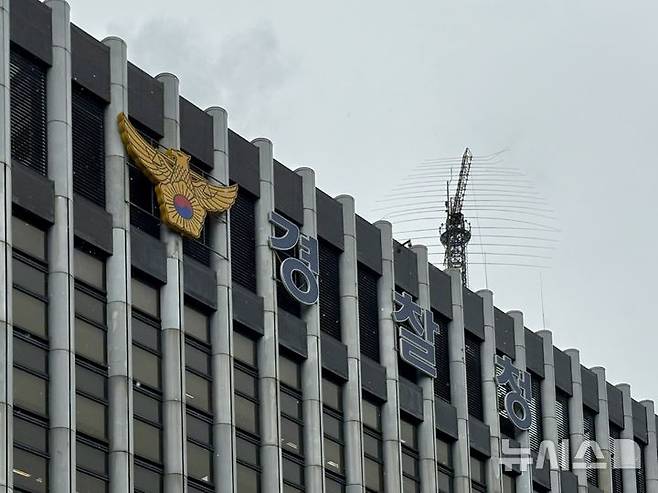 [서울=뉴시스] 한이재 기자 = 경찰청은 숨진 30대 여성을 상대로 이른바 '상품권 사채'를 벌인 의혹을 받는 상품권 업체 운영자 B씨에 대한 수사를 지시했다. 사진은 서울 서대문구에 있는 경찰청 청사 전경 2025.09.19. nowone@newsis.com