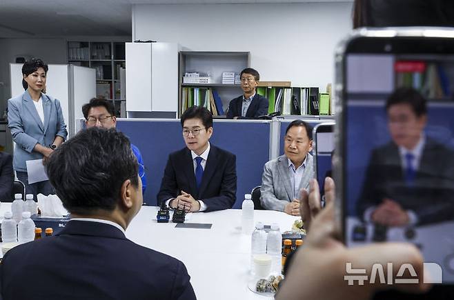 [서울=뉴시스] 정병혁 기자 = 정원오 더불어민주당 서울시장 후보가 19일 서울 양천구 목동6단지 재건축정비사업조합을 찾아 주민들과 간담회를 하고 있다. 2026.05.19. jhope@newsis.com