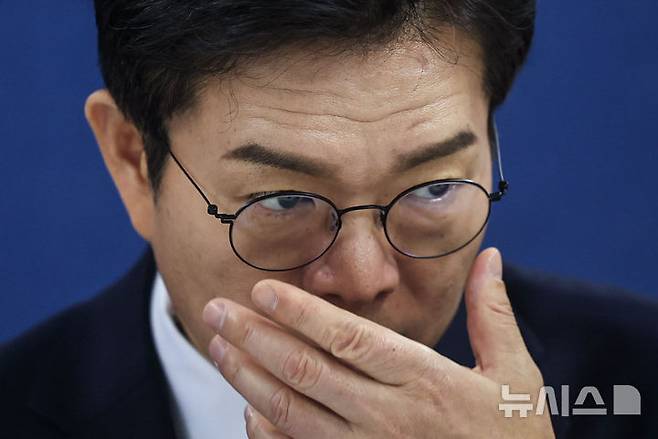 [서울=뉴시스] 정병혁 기자 = 정원오 더불어민주당 서울시장 후보가 19일 서울 양천구 목동6단지 재건축정비사업조합에서 열린 간담회에서 안경을 만지고 있다. 2026.05.19. jhope@newsis.com