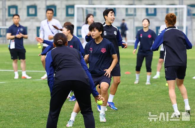 [수원=뉴시스] 황준선 기자 = 수원FC위민 선수들이 19일 경기 수원시 수원월드컵경기장 연습경기장에서 훈련을 하고 있다. 수원FC위민은 오는 20일 수원종합운동장에서 북한 내고향여자축구단과 2025~2026시즌 아시아축구연맹(AFC) 여자 챔피언스리그(AWCL) 4강전을 치른다. 2026.05.19. hwang@newsis.com