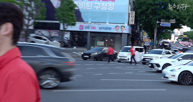 사진 : 뉴스타파 취재진을 피해 멀리 대로를 무단횡단 하고 있는 김태규 휴보.