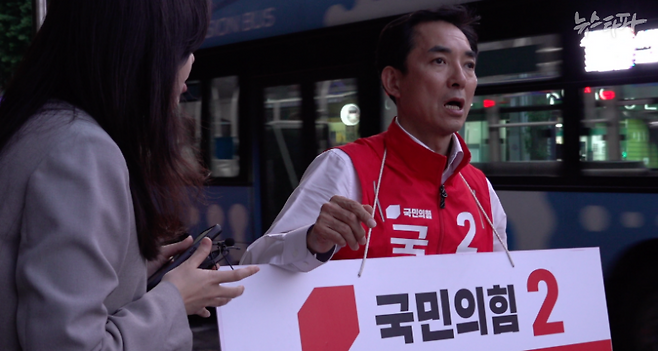 사진 : 취재진과 대화하고 있는 박민식 후보.