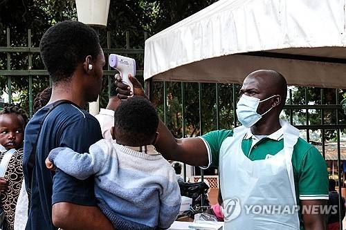 에볼라 발병이 확인된 민주콩고의 한 병원에서 방문객의 체온을 재는 모습 [AP=연합뉴스 자료사진 제공]