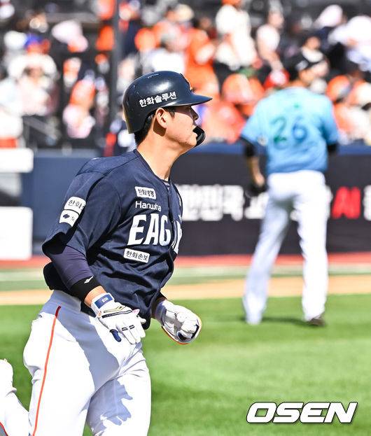 [OSEN=수원, 박준형 기자] 16일 오후 수원KT위즈파크에서 2026 신한 SOL KBO 리그 KT 위즈와 한화 이글스의 경기가 진행됐다.이날 경기에서 KT는 배제성을, 한화는 화이트를 선발투수로 내세웠다.5회초 1사 1,2루 한화 허인서가 3점 홈런을 날리고 타구를 바라보고 있다.   2026.05.16 / soul1014@osen.co.kr
