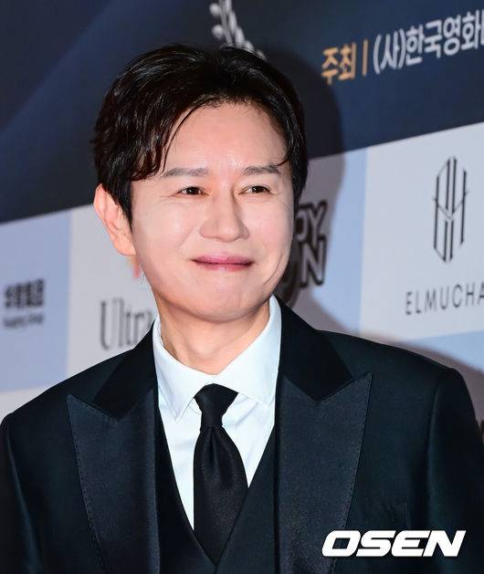 [OSEN=지형준 기자] 10일 오후 서울 용산 서울드래곤시티에서 2025 서울국제영화대상 시상식이 열렸다.지난 2012년 '스타의 밤 – 대한민국 톱스타상 시상식'으로 시작해 올해로 13회째를 맞이한 이번 시상식은 2024년 8월부터 2025년 11월까지 개봉된 영화와 OTT 플랫폼을 통해 방영된 작품들을 대상으로, 공정하고 엄격한 심사를 통해 선정된 감독과 배우들에게 시상을 하는 명실상부 올 한 해를 총결산하는 영화인들의 축제다.배우 김민종이 포즈를 취하고 있다. 2025.12.10 /jpnews@osen.co.kr