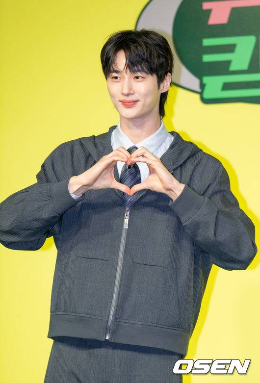 [OSEN=민경훈 기자] 19일 서울 종로구 JW 메리어트 동대문 스퀘어에서 넷플릭스 시리즈 '유재석 캠프' 제작발표회가 열렸다.오는 26일(화) 첫 공개되는 '유재석 캠프'는 초보 캠프장 유재석과 예측 불가 직원 이광수, 변우석, 지예은이 숙박객들과 떠들어 재끼고, 놀아 재끼고, 까불어 재끼며 일상 탈출을 완성하는 단체 캠프 예능이다.배우 변우석이 포즈를 취하고 있다.&nbsp;2026.05.19&nbsp;/ rumi@osen.co.kr