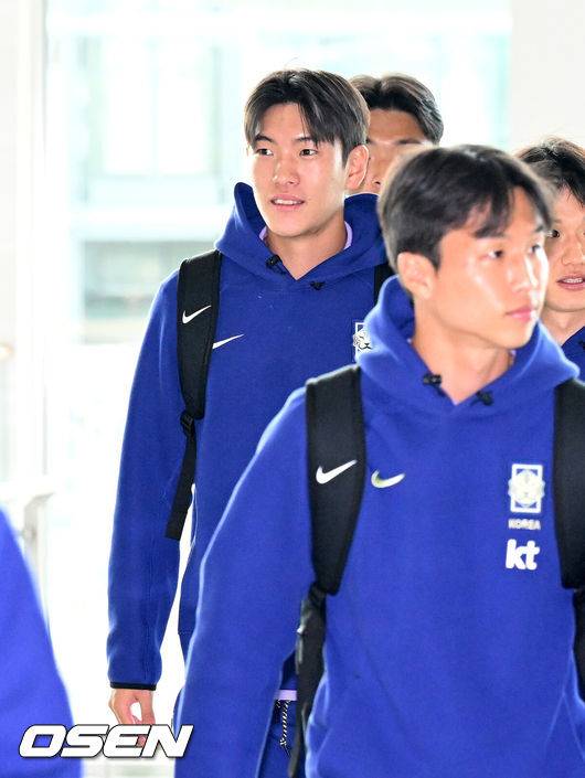 [OSEN=인천공항, 이대선 기자] 홍명보 감독이 이끄는 한국 축구 대표팀이 18일 오후 인천국제공항을 통해 사전 훈련 캠프가 차려지는 미국 유타주 솔트레이크시티로 출국했다.대표팀은 미국 솔트레이크시티에서 사전 캠프를 진행한 이후 6월 5일 과달라하라 베이스캠프로 이동해 본격적인 월드컵 준비에 돌입한다.조위제가 이동하고 있다. 2026.05.18 /sunday@osen.co.kr