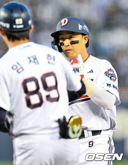 [OSEN=잠실, 민경훈 기자] 15일 서울 잠실야구장에서 ‘2026 신한 SOL Bank KBO리그’ 두산 베어스와 롯데 자이언츠의 경기가 열렸다.이날 두산은 곽빈, 롯데는 김진욱을 선발로 내세웠다.3회말 두산 선두타자로 나온 손아섭이 중견수 앞 안타를 때린 후 1루에서 기뻐하고 있다. 2026.05.15 / rumi@osen.co.kr