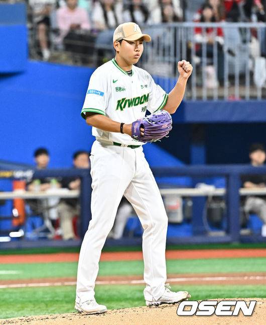 [OSEN=고척, 박준형 기자] 19일 오후 서울 고척스카이돔에서 2026 신한 SOL KBO 리그 키움 히어로즈와 SSG 랜더스의 경기가 진행됐다.이날 경기에서 키움은 박정훈을, SSG는 타케다를 선발투수로 내세웠다.3회초 무사 1루 SSG 최정의 병살타때 키움 선발투수 박정훈이 주먹을 쥐며 기뻐하고 있다.        2026.05.19 / soul1014@osen.co.kr