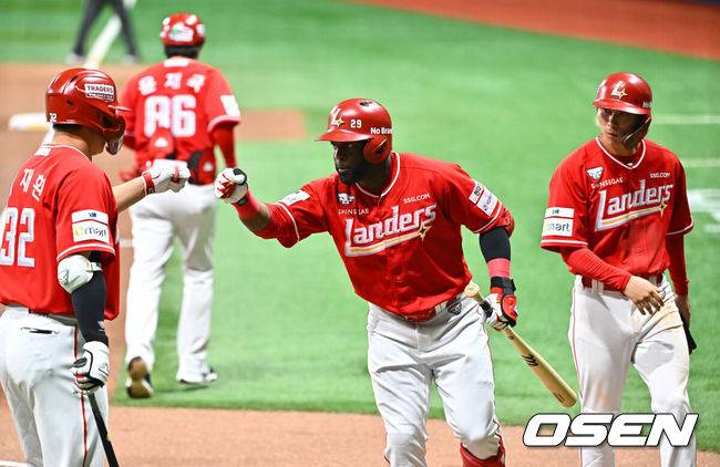[OSEN=고척, 박준형 기자] 19일 오후 서울 고척스카이돔에서 2026 신한 SOL KBO 리그 키움 히어로즈와 SSG 랜더스의 경기가 진행됐다.이날 경기에서 키움은 박정훈을, SSG는 타케다를 선발투수로 내세웠다.1회초 2사 2루 SSG 에레디아가 선제 2점 홈런을 날리고 다음 타자 김재환과 하이파이브를 하고 있다.      2026.05.19 / soul1014@osen.co.kr