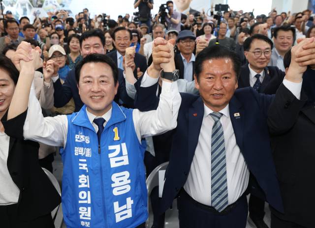▲경기 평택을 국회의원 재선거에 출마한 더불어민주당 김용남 후보가 지난 16일 경기도 평택시 안중읍에서 열린 선거사무소 개소식에서 정청래 대표 등 참석자들과 기념 촬영을 하고 있다. ⓒ연합뉴스