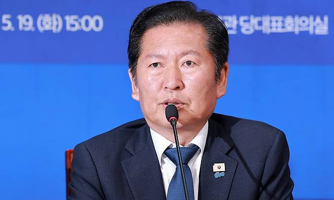 더불어민주당 총괄상임선대위원장인 정청래 대표가 19일 국회에서 열린 대한민국 국가정상화 중앙선거대책위원회 오뚝유세단 출정식에 참석해 인사말하고 있다. 연합뉴스