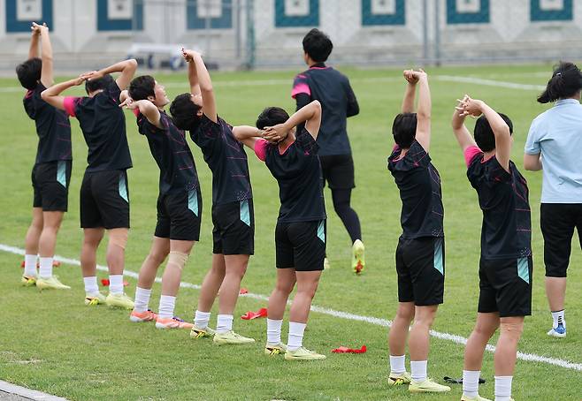 내고향여자축구단 선수들이 19일 수원월드컵경기장 보조경기장에서 훈련을 앞두고 몸을 풀고 있다.  수원 | 연합뉴스