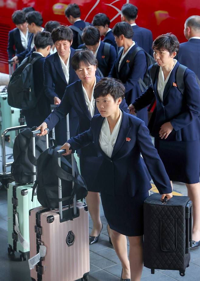 ▲ 아시아축구연맹(AFC) 여자 챔피언스리그(AWCL) 4강 토너먼트에 출전하는 내고향여자축구단이 17일 경기도 수원시 한 호텔에 도착하고 있다. ⓒ연합뉴스