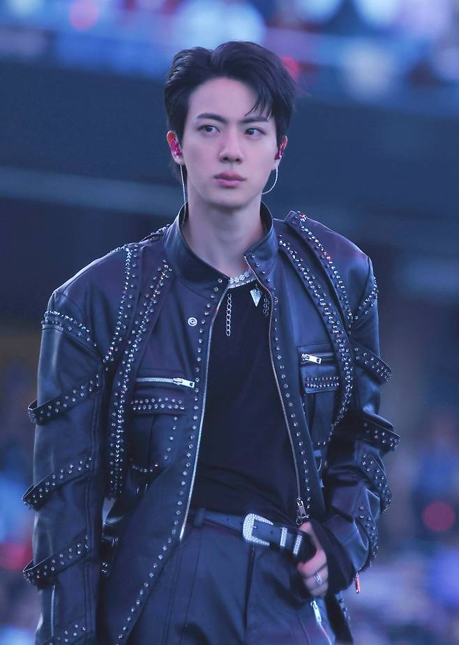 'JIN STANFORD TAKEOVER' 방탄소년단 진, 압도적 '깃발 석진'..스탠퍼드 뒤흔든 완벽 라이브