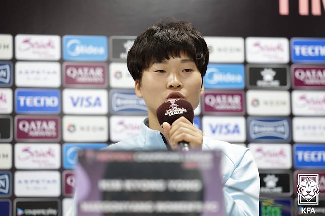 내고향여자축구단 주장 김경영이 아시아축구연맹(AFC) 여자 챔피언스리그(AWCL) 준결승 단판 승부를 하루 앞둔 19일 오후 수원종합운동장에서 열린 기자회견에서 마이크를 잡고 발언하고 있다. /사진=대한축구협회(KFA) 제공