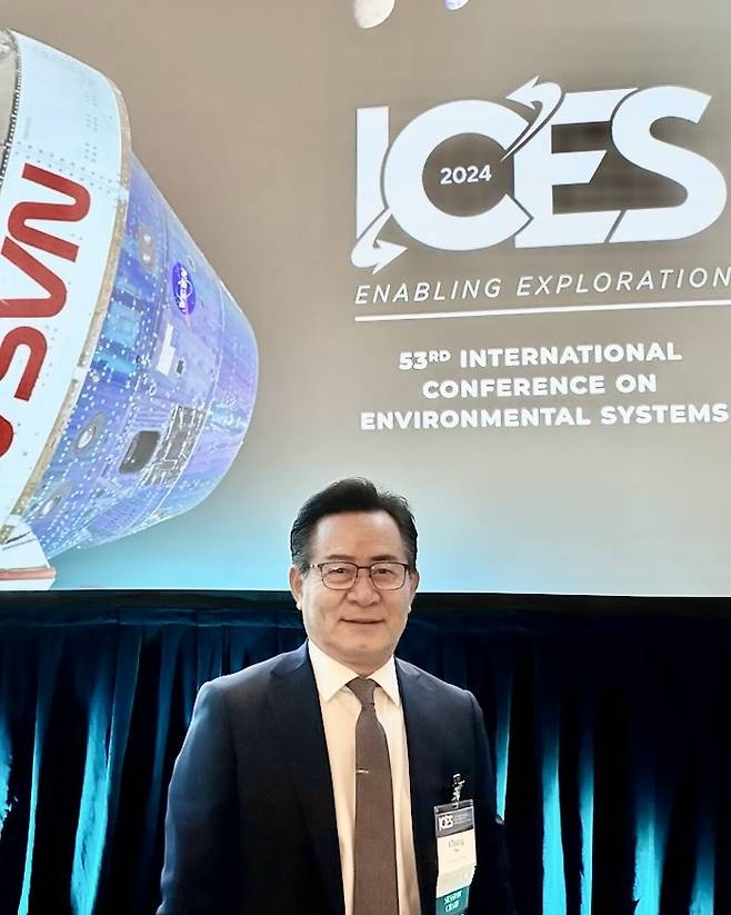 '2024 국제우주환경시스템학회' 환영인사하는 손창현 이사장 2024년 국제우주환경시스템학회 좌장으로 환영인사를 하는 손창현 이사장. 왼쪽 상단에 있는 이미지는 우주정거장에 갈 유인 캡슐. [나의꿈국제재단 제공]