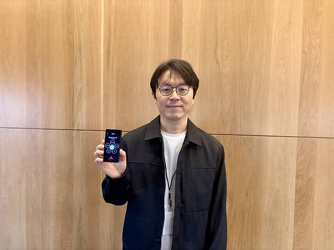 AI폰 들어보이는 김용태 뉴날 CEO (스탠퍼드=연합뉴스) 권영전 특파원 = 한국 스타트업 뉴날의 김용태 최고경영자(CEO)가 18일(현지시간) 미국 스탠퍼드대 시모니 콘퍼런스 센터에서 인공지능(AI) 운영체제(OS)를 탑재한 스마트폰 'V1'을 소개하고 있다. 2026.5.18