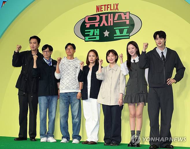 넷플릭스, 예능 '유재석 캠프' 제작 발표 (서울=연합뉴스) 이재희 기자 = 19일 서울 종로구 JW메리어트동대문스퀘어서울에서 열린 넷플릭스 예능 '유재석 캠프' 제작발표회에서 배우 변우석(오른쪽부터), 지예은, 황윤서 PD, 이소민 PD, 정효민 PD, 코미디언 유재석, 배우 이광수가 포즈를 취하고 있다. 2026.5.19 scape@yna.co.kr