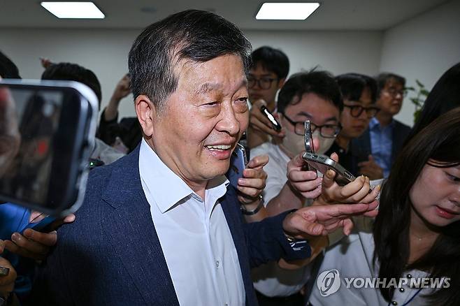 취재진 질문에 답하는 박수근 중노위원장 (세종=연합뉴스) 김주성 기자 = 박수근 중앙노동위원장이 19일 정부세종청사 중앙노동위원회에서 열린 삼성전자 2차 사후조정 2일차 회의에 들어가며 취재진 질문에 답하고 있다. 2026.5.19 [공동취재] utzza@yna.co.kr
