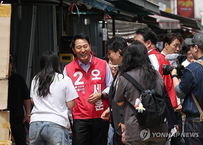 창신동 문구완구거리 찾은 오세훈 (서울=연합뉴스) 이지은 기자 = 국민의힘 오세훈 서울시장 후보가 19일 서울 종로구 창신동 문구완구거리를 방문해 시민들과 인사를 나누고 있다. 2026.5.19 jieunlee@yna.co.kr
