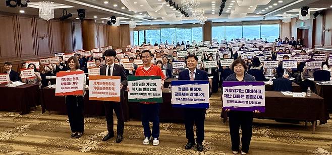 강원사회복지연대 간담회 참석한 김진태 후보 [김진태 후보 선대위 제공.재판매 및 DB 금지]