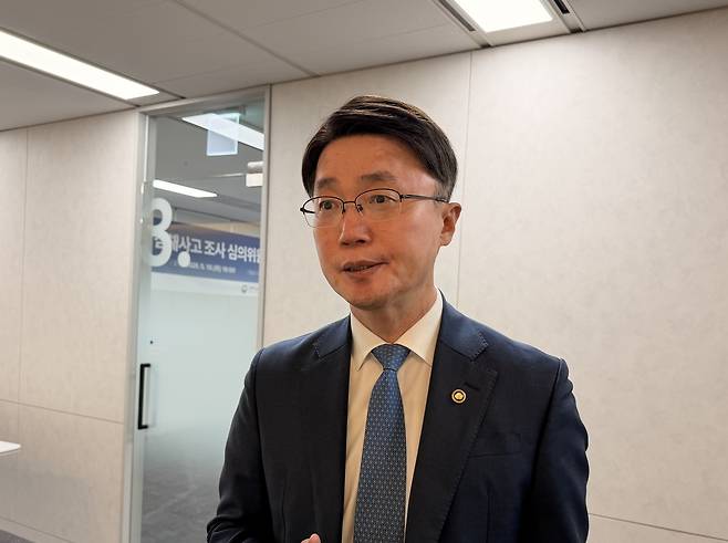류제명 과학기술정보통신부 제2차관 류제명 과학기술정보통신부 제2차관이 19일 서울 국가AI전략위원회 회의실에서 열린 침해사고 조사 심의위원회 직후 기자들과 만나 발언하고 있다. [권하영 촬영]