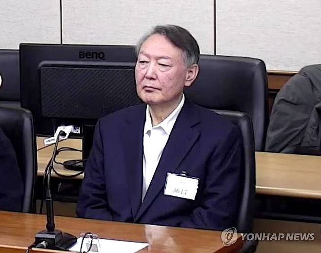 윤석열 '체포 방해' 등 1심 징역 5년 (서울=연합뉴스) 윤석열 전 대통령이 16일 서울 서초구 서울중앙지방법원에서 열린 특수공무집행방해, 범인도피교사, 직권남용 권리행사방해 혐의 등 사건에 대한 1심 선고 공판에 출석해 피고인석에 앉아 있다. 2026.1.16 [서울중앙지법 제공. 재판매 및 DB 금지] photo@yna.co.kr