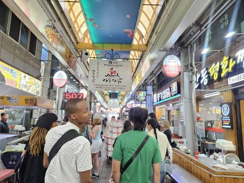 찜닭 골목 둘러보는 외국인 관광객들 (안동=연합뉴스) 김선형 기자 = 19일 오후 경북 안동시 안동구시장 찜닭골목을 외국인 관광객들이 지나가고 있다. 2026.5.19 sunhyung@yna.co.kr