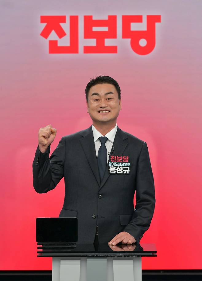 제9회 전국동시지방선거 경기도지사 후보자대담 녹화가 진행된 19일 오전 수원특례시 팔달구 SK브로드밴드 스튜디오에서 진보당 홍성규 경기도지사 후보가 기념촬영을 하고 있다. 사진=경기사진공동취재단