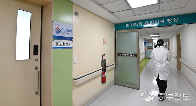 인천의료원에서 의료진이 국가지정 음압 치료 병동으로 들어가고 있다. .정선식기자