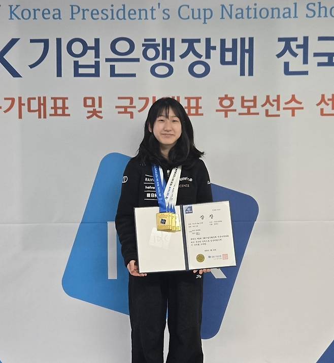 제2회 IBK기업은행 전국사격대회 여자고등부서 4관왕에 오른 최예은(주엽고)이 기념촬영을 하고 있다. 사진=주엽고등학교