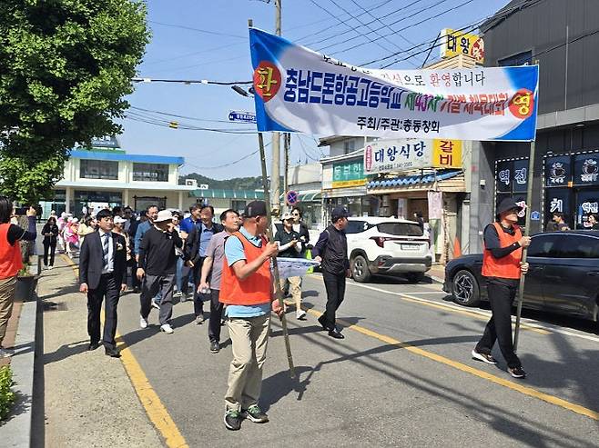 학창 시절 걷던 거리를 거닐며 추억에 잠겨봤다.