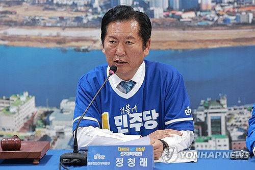 더불어민주당 총괄상임선거대책위원장인 정청래 대표가 20일 경기 여주시 민주당 박시선 여주시장 후보 선거사무소에서 열린 현장 선거대책위원회의에서 발언하고 있다.