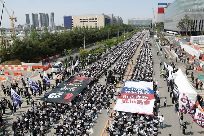 지난 4월 경기도 평택시 삼성전자 평택캠퍼스 앞에서 열린 삼성전자 노동조합 공동투쟁본부의 '투명하게 바꾸고, 상한폐지 실현하자-4/23 투쟁 결의대회'에서 조합원들이 구호를 외치고 있다. 연합뉴스