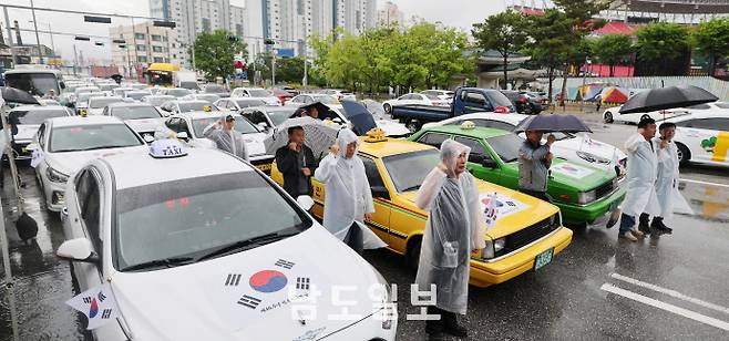 '5·18 차량 행진' 민주기사의 날제46주년 민주기사의날 기념식이 20일 광주기아챔피언스필드에서 열린 가운데 민주기사동지회 소속 택시기사들이 80년 5월 당시 차량시위 재현에 앞서 임을 위한 행진곡을 부르고 있다. /임문철 기자 35mm@namdonews.com