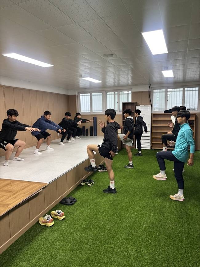 ▲ 포항종합운동장 내 육상선수 대기실이 리뉴얼 사업을 통해 선수들이 한층 더 편안하게 사용할 수 있게 됐다. 사진은 20일 많은 비가 내리자 학생선수들이 대기실에서 스트레칭 하는 모습.