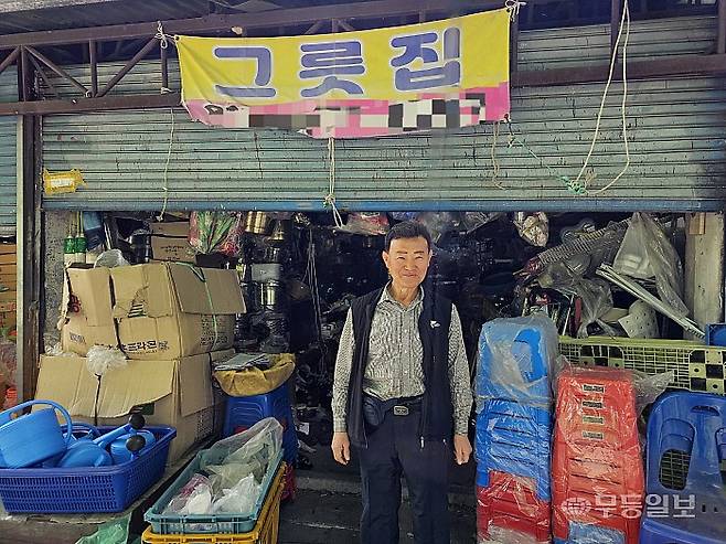 담양시장에서 도기류를 판매하는 오세복(70) 씨는 “담양 선거판이 복잡해 누굴 지지한다고 쉽게 말하기 어려운 분위기”라며 “지난번엔 민주당 후보를 지지했지만, 결국 지역 발전에 도움이 되는 후보가 당선이 되면 좋겠다”고 말했다.최류빈기자 rubi@mdilbo.com