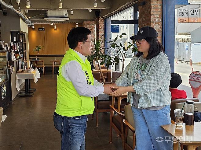 무소속 최화삼 담양군수 후보가 담양버스터미널 일원의 한 카페를 찾은 시민과 악수를 나누고 있다.최류빈기자 rubi@mdilbo.com