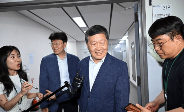 박수근 중앙노동위원장이 20일 새벽 정부세종청사 중앙노동위원회에서 사후조정 회의를 마친 뒤 취재진의 질문에 답하고 있다. [출처=연합]