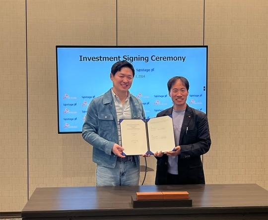 (왼쪽부터) 2024년 최성환 SK네트웍스 사업총괄 사장이 미국 리조트 월드 라스베가스 호텔에서 김성훈 업스테이지 대표와 기념 촬영을 하고 있다. /사진=SK네트웍스