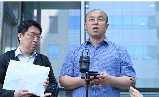 민경권 대한민국주주운동본부 대표가 13일 경기 수원시 영통구 수원지방법원에서 삼성전자가 지난달 제기한 '위법쟁의행위 금지 가처분' 인용을 호소하는 내용의 탄원서를 제출한 뒤 입장을 밝히고 있다./뉴시스
