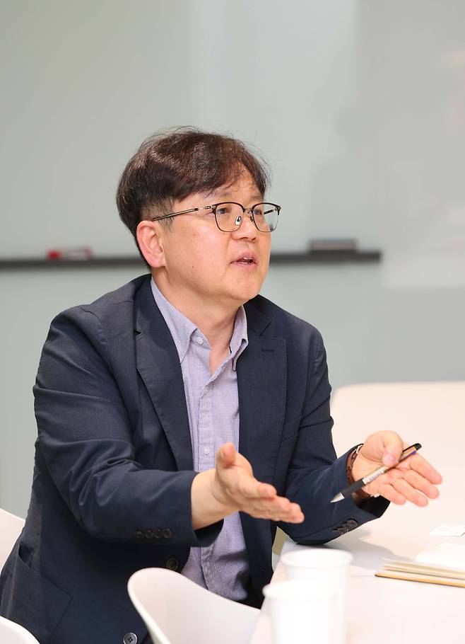최태호 이큐글로벌 대표가 4월 15일 용인시 처인구 서플러스글로벌 사무실에서 이투데이와 인터뷰를 하고 있다. 김예연 인턴기자 kimye@(이투데이DB)