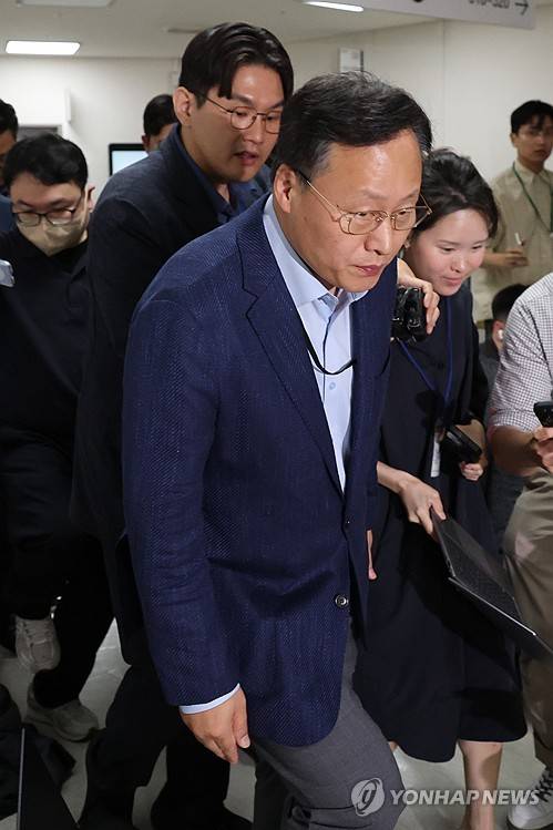 협상장 떠나는 여명구 사측 대표교섭위원(세종=연합뉴스) 김주성 기자 = 삼성전자 사측 대표교섭위원인 여명구 DS(디바이스솔루션·반도체 사업 담당) 피플팀장이 20일 정부세종청사 중앙노동위원회에서 노사협상 결렬에 따른 입장을 밝힌 뒤 협상장을 떠나고 있다. 2026.5.20 utzza@yna.co.kr