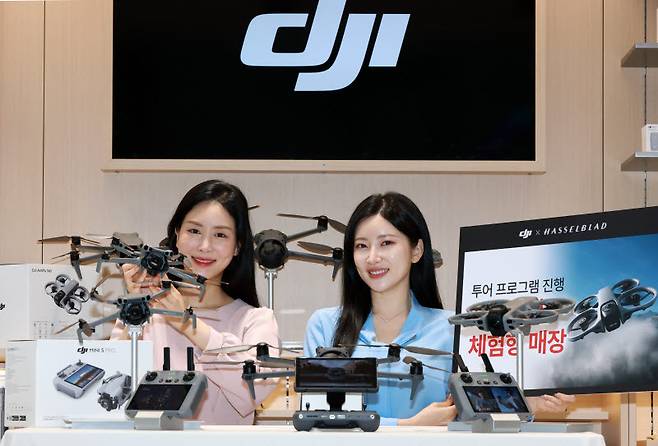 [이데일리 방인권 기자] 20일 서울 강남구 DJI핫셀블라드 더게이트신사에서 열린 국내 최초 핫셀블라드ㆍDJI 플래그십 스토어 오픈행사에서 모델들이 DJI 드론 제품을 선보이고 있다.'소수정예 브랜드 투어 프로그램'이 있는 플래그십 스토어는 전문가가 브랜드 스토리, 기술력을 소개하고 실제 촬영 경험까지 제공하는 프로미엄 프로그램을 하루 2회 운영한다.