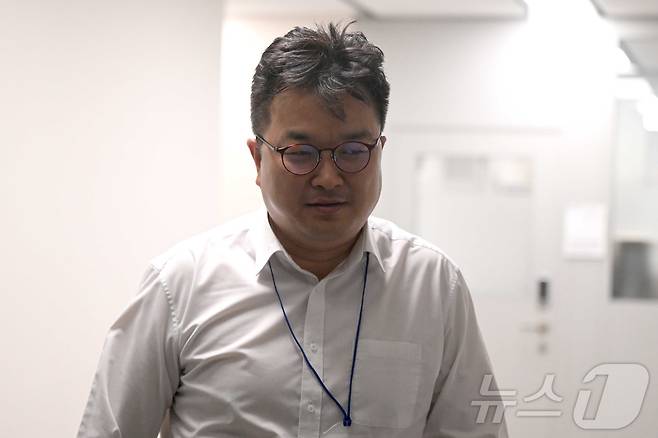 김형로 삼성전자 부사장이 20일 새벽 정부세종청사 중앙노동위원회에서 열린 '삼성전자 2026년 2차 사후조정 2일차 회의'를 정회한 뒤 회의장을 나서고 있다.(공동취재) 2026.5.20 ⓒ 뉴스1 김기남 기자